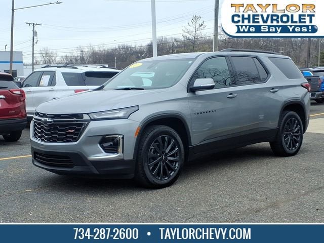 2023 Chevrolet Traverse RS in Sterling Gray Metallic — front three-quarter view