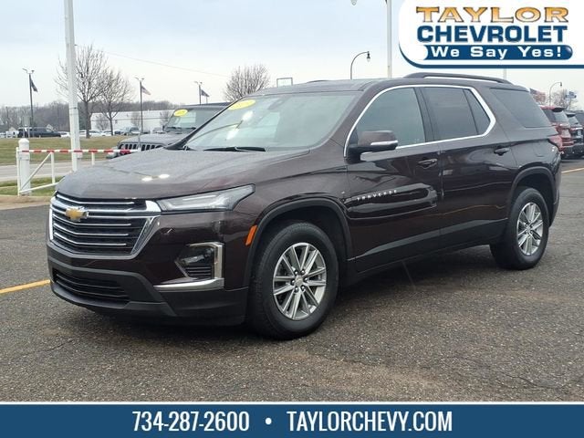 2023 Chevrolet Traverse LT Cloth in Black Cherry Metallic — front three-quarter view