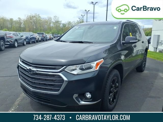 2021 Chevrolet Traverse LT Cloth in Graphite Metallic — front three-quarter view